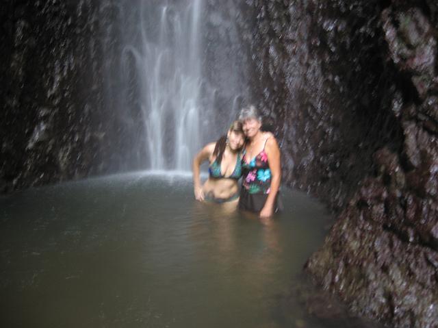 IMG_2105.JPG - A non-flash shot (I didn't hold the camera still enough at the slow shutter spped) doesn't show the droplets.