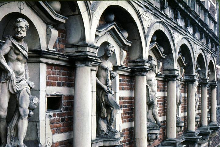 Freidensborg_wall_statues