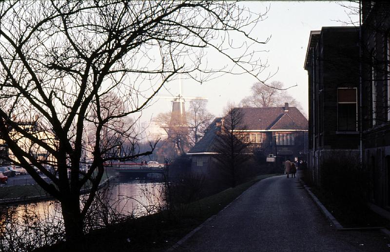 Leiden_canal_windmill Canal and windmill