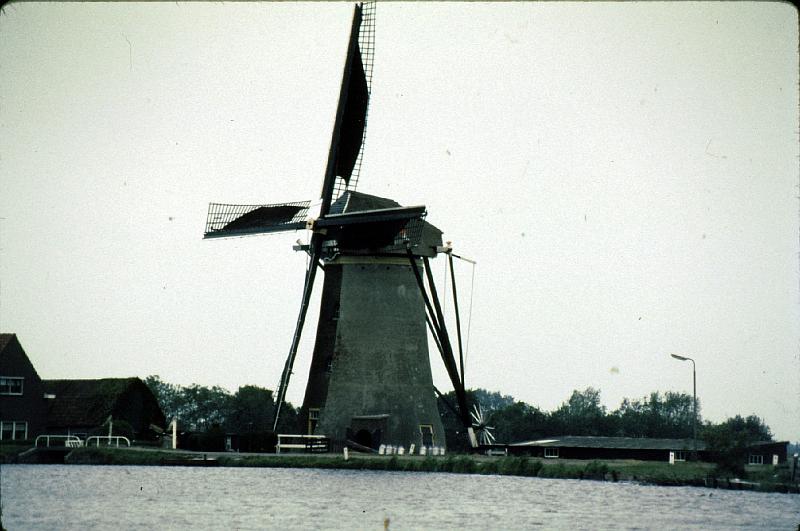 Leiden_windmill_under_sail Another windmill, this one is use.