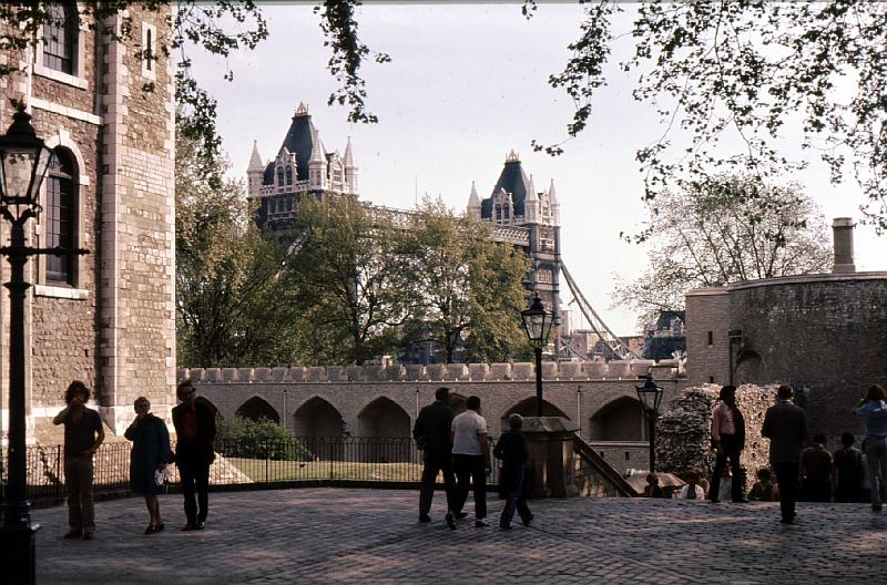 Tower_Bridge_3_from_Tower_of_London 