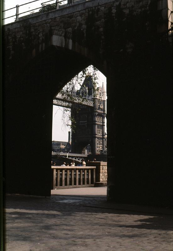 Tower_Bridge_4_thru_archway 