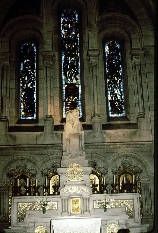 Sacre_Coeur_main_altar 