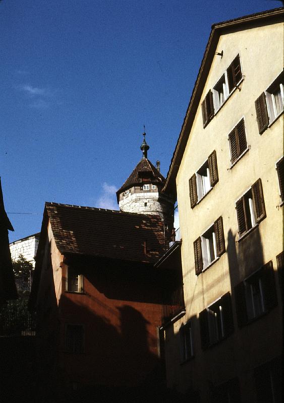 Munot_from_street And a view of the Munot's tower from the town's streets.  The Munot's wall is a circle.