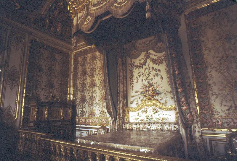 Queen's_bedchamber The Queen's bed