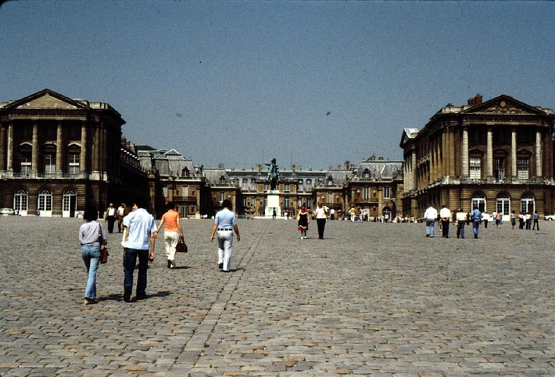 Versailles_plaza Tourists flock to Versailles