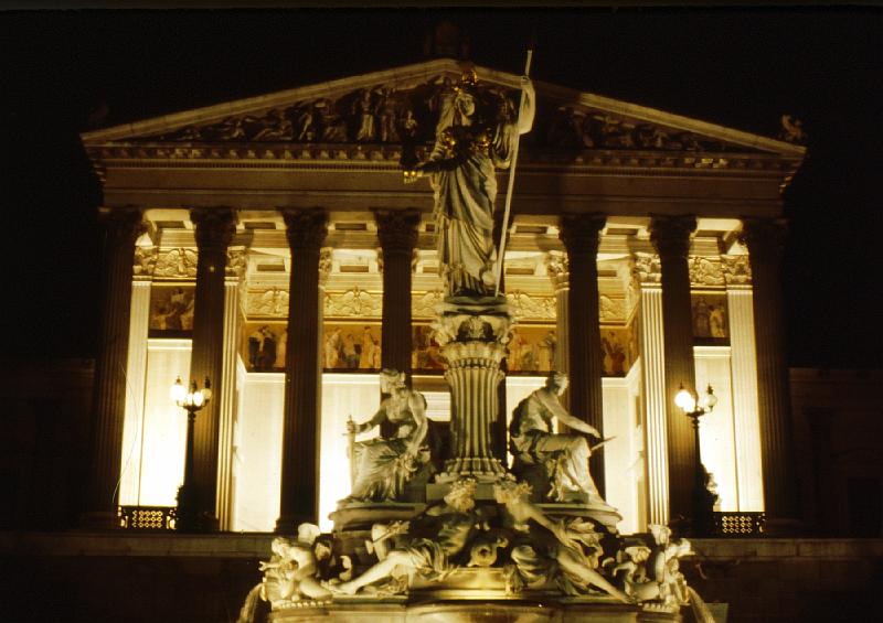 parliament_statue Parliament at night